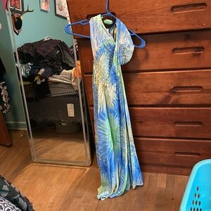 It can go around do you neck or wear it as a strapless